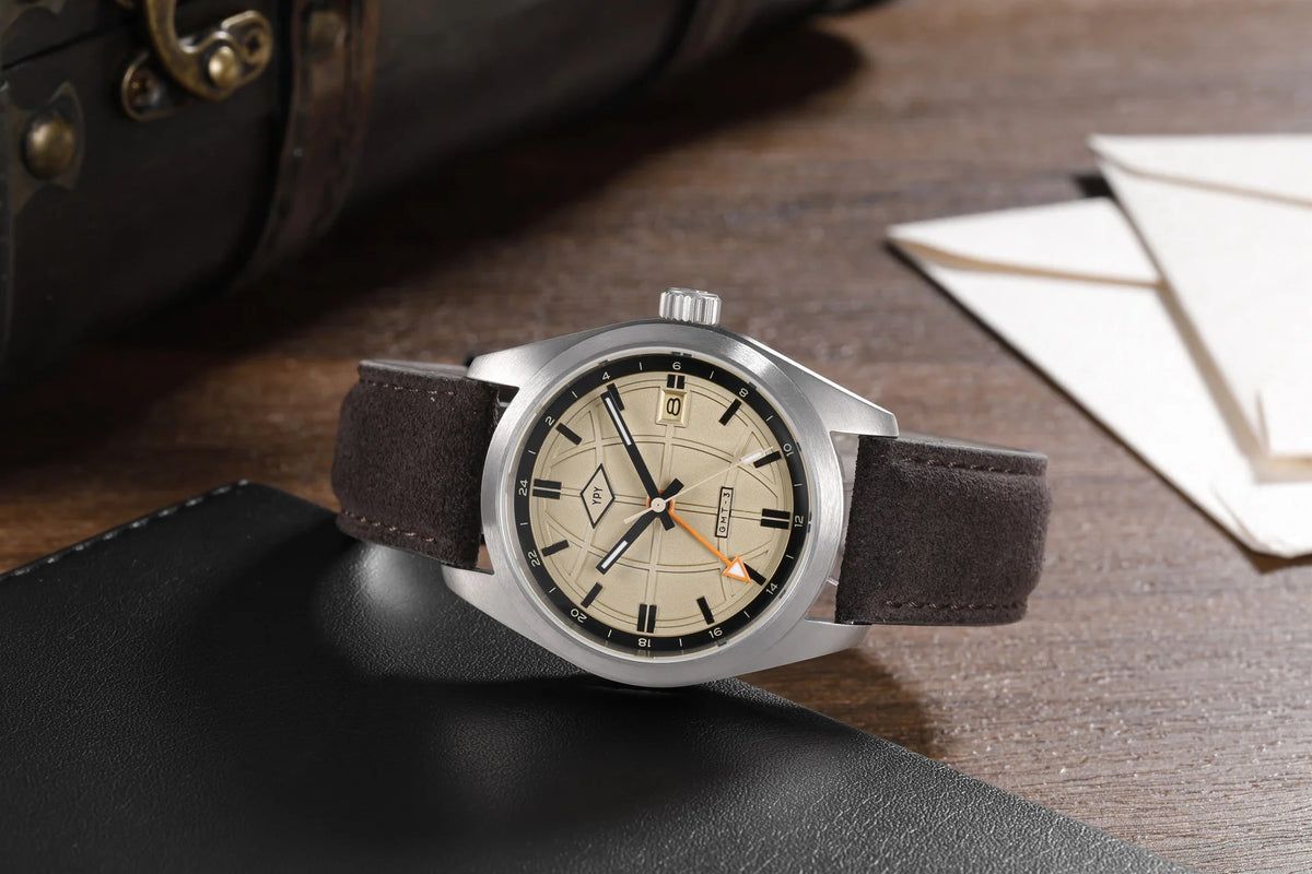 Relógio GMT-3 — foto de estúdio — coroa rosqueada 03